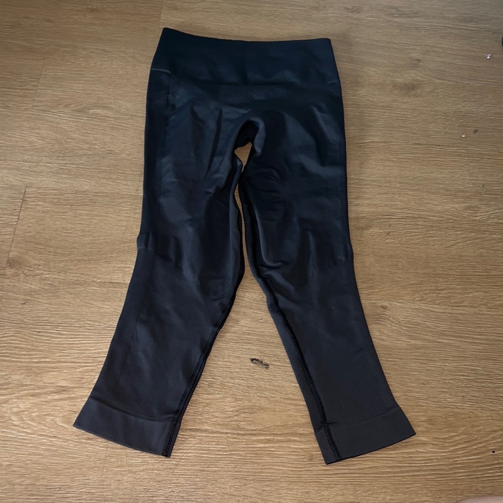 Lululemon dark grey capri leggings